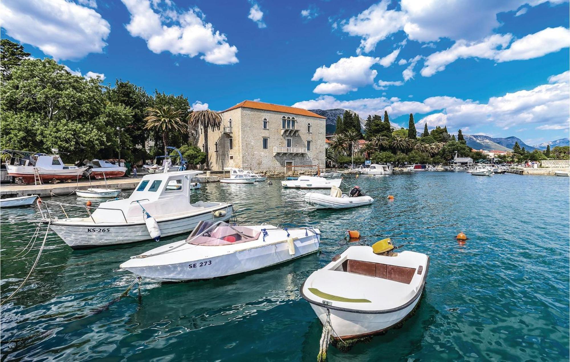 Lovely Apartment In Kastel Luksic With Kitchen Kaštela エクステリア 写真